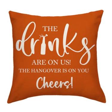Imagem de JAERUE Capa de almofada divertida com tema de álcool The Drinks are On Us Capa de almofada bem-humorada com citação de bebida 45 × 45 cm para bar em casa, caverna masculina, sala de estar, presente