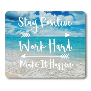 Imagem de Wknoon Tapete de rato com citação inspiradora Stay Positive Work Hard and Make It Happen, tapete motivacional para cena de praia branca e azul, acessórios de decoração de mesa para computador portátil