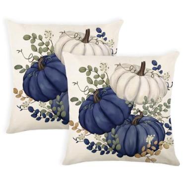 Imagem de MAZSHTTD Capas de almofada de abóbora azul outono branco 50,8 x 50,8 cm conjunto de 2 folhas de eucalipto abóboras capa de almofada casa de fazenda outono dia de ação de graças colheita sofá decoração