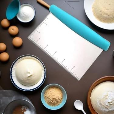 Imagem de Espátula para alimentos, raspador de pastelaria 2 em 1, raspador de bancada e cortador de massa, ferramenta de cozimento de aço inoxidável com alça confortável e marcações de 2,5 cm. Ferramenta de