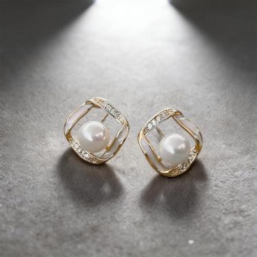 Imagem de Brincos femininos quadrados dourados com design falso de diamante e pérola, mostrando seu charme feminino único, adequado para o dia a dia e qualquer ocasião.