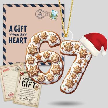 Imagem de Enfeites de Natal engraçados 67 – 67 meme Six Seven Gingerbread 6–7 Ornamento de chapéu de Papai Noel, gíria da Geração Z Rizz Skibidi, decoração de Natal acrílica, presente viral para adolescentes