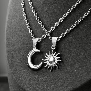 Imagem de 2 colares elegantes com pingente de prata de aço inoxidável estilo hip-hop, perfeito para casais, presentes do dia a dia, encontros e atividades ao ar livre.