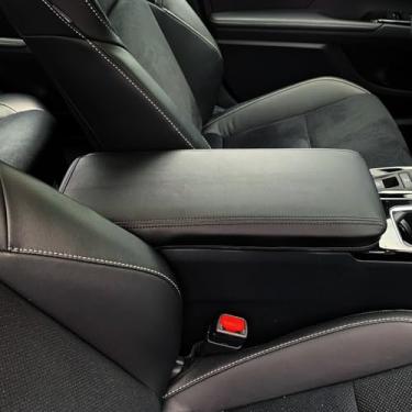 Imagem de FQMY Capa de apoio de braço para console central para Toyota Camry (LE/SE/XLE/SXE) Acessórios 2025 2026, capa de descanso de braço de couro protetor de tampa de caixa de console central (preto)
