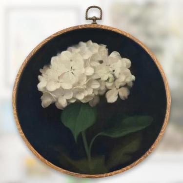 Imagem de XFN Decoração de parede redonda de hortênsia branca vintage, impressões em tela de pintura a óleo de hortênsia branca, decoração de parede redonda de casa de fazenda moderna para decoração de quarto