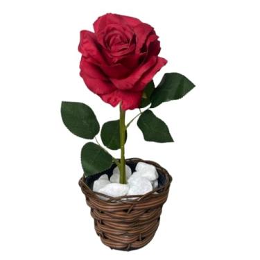 Imagem de Arranjo Rosa Artificial Com Vaso TrançAdo E Pedras Brancas DecoraçãO Completa Enfeite Flores Artificiais Altamente Decorativo E Esteticamente AgradáVel(VERMELHO)