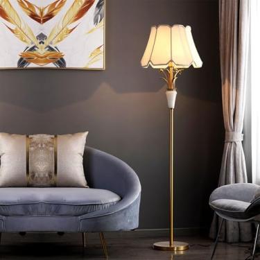 Imagem de Luminária de chão em tecido macio com detalhes em latão polido, estilo campestre americano, luminária vertical decorativa clássica para leitura, ideal para sala de estar, quarto e cantos.