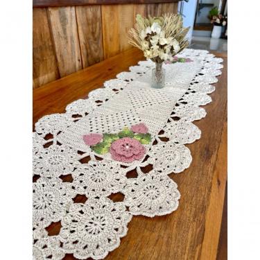 Imagem de Caminho de Mesa Crochê com Flores em Barbante 100% Algodão Artesanal 1,65MX45CM Rosê