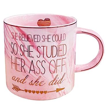 Imagem de Presentes de formatura e parabéns 2021 para ela - She Believed She Could So She Did - Caneca de café de cerâmica de mármore rosa (368 g) presentes para mulheres presentes de formatura universitária para ela