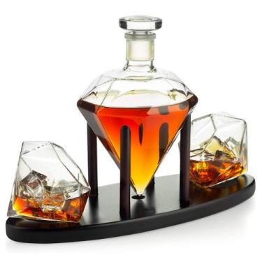 Imagem de Decanter Whisky Modelo Diamante Pirâmide Com Base Madeira e Dois Copos