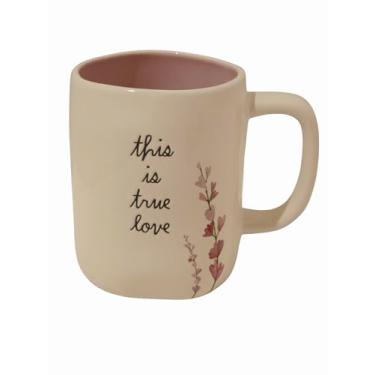 Imagem de Rae Dunn This is true love Caneca de café de cerâmica com interior lilás. Caneca de dia dos namorados com flores.