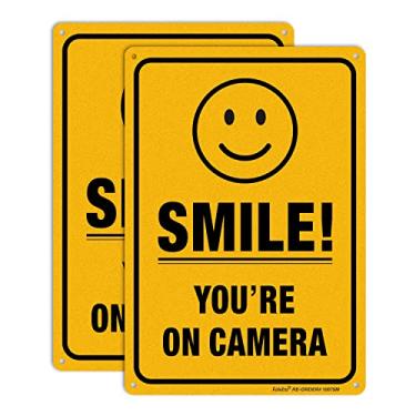 Imagem de (2 pacotes) Sinal de vigilância de vídeo Smile You're On Camera - 25,4 cm x 17,7 cm - Alumínio resistente livre de ferrugem 0,040 - Uso interno ou externo para câmera de segurança CCTV de empresa doméstica com proteção UV e refletiva