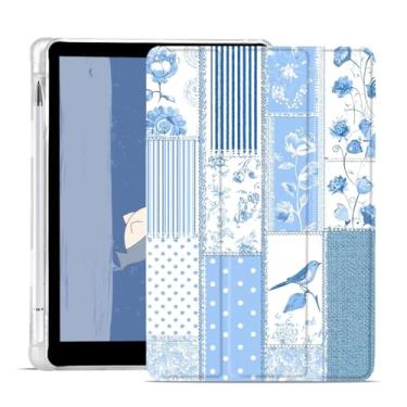 Imagem de AdorableWhimsy Capa floral de retalhos azul para iPad 10ª geração 2022 10,9 polegadas/iPad (A16) 11ª geração 2025 11 polegadas com suporte para lápis, design vintage estético, capa protetora de couro