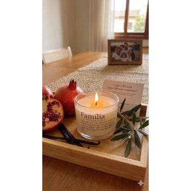 Imagem de Vela Aromática Decorativa em Vidro Transparente com Tampa de Madeira, 120g, Mensagem Inspiradora, Aromaterapia, 7cm x 8cm, Cilíndrica (Aroma: Romã & Baunilha - Mensagem: Família)