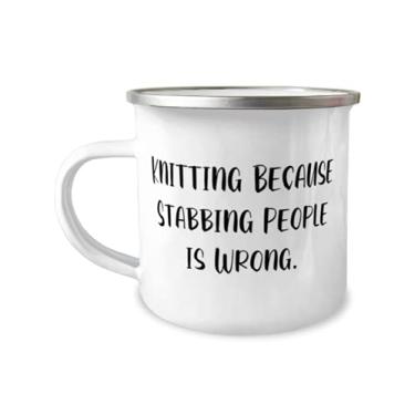 Imagem de Melhores presentes de tricô, Knitting Because Stabbing People is Wrong, Holiday 355 ml Camper Mug For Knitting
