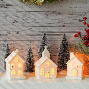 Imagem de Peninpha 7 conjuntos de vila de Natal – 3 casas brancas de cerâmica iluminadas por LED com 4 árvores de Natal decorativas com controle remoto velas de LED para decoração de prateleira de casa de mesa