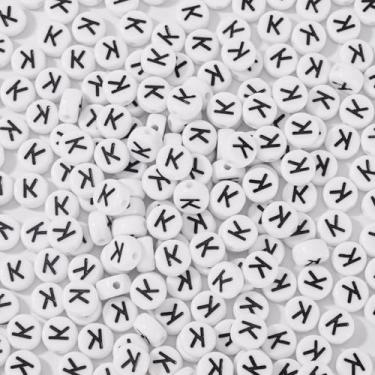 Imagem de Spritewelry 500 peças de contas de acrílico com letra branca inicial Klphabet contas planas redondas letra K com orifício horizontal para artesanato DIY pulseira colar chaveiro cordão