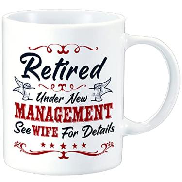 Imagem de Happy Retirement Canecas de café aposentadas sob nova gestão Veja a esposa para detalhes xícara de café caneca engraçada de aposentadoria para colegas de trabalho, amigos, esposa, marido, mãe, professor, irmão, 325 ml