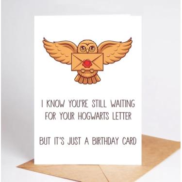 Imagem de PinPop56 I Know You're Still Waiting For Your Hogwarts Letter But It's Just A Birthday Card - Cartão de aniversário engraçado - Presente divertido saudação para feiticeiro e bruxas - Presente coruja