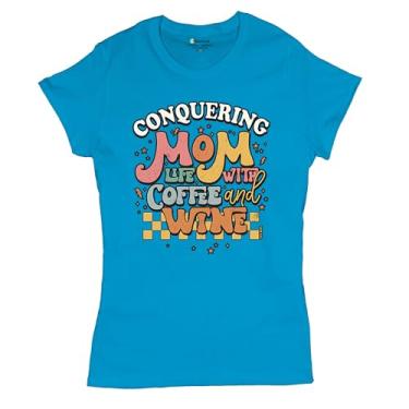 Imagem de Camiseta feminina Conquering Mom Life with Coffee and Wine na moda maternidade parentalidade família futebol Mama #Momlife, Azul claro, P