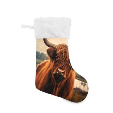Imagem de ATTX Meias de Natal de vaca Highland, suportes de presente brancos de pelúcia para decorações de festas de fim de ano (17,7 polegadas, 1 pacote) #371