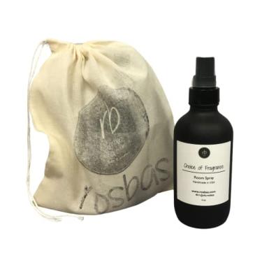 Imagem de Rosbas Spray de ambiente, perfume Palo Santo, frasco de vidro preto fosco, 113 g, saco de algodão com cordão, aromatizador de ar perfumado de longa duração, sem aerossol, feito à mão nos EUA