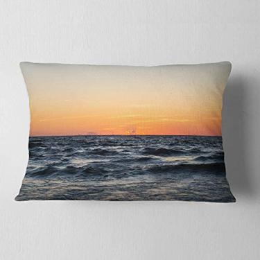 Imagem de Designart Red Dramatic Sunset Over Beach, litoral, sala de estar, sofá, enchimento de almofada + capa de almofada impressa em ambos os lados 30,5 x 50,8 cm