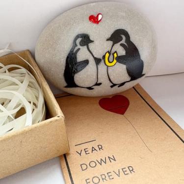 Imagem de Arte engraçada de pedrinhas de pinguim para ele – Lembrança temática de ferro de 6 anos para o marido, decoração de seixos personalizada exclusiva, ideia de presente de ferro feito à mão para homens
