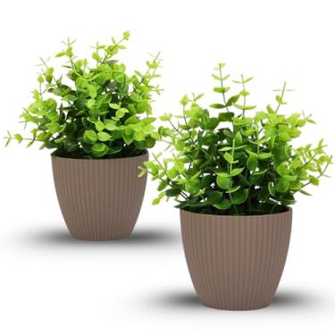 Imagem de VENTO Plantas artificiais de eucalipto com vaso | Folhas verdes falsas | Decoração interna e externa | Pacote com 2 | Folhagem tropical realista | Vaso marrom incluído