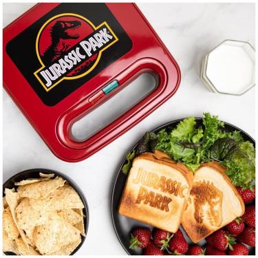 Imagem de Sanduicheira Compacta, Tema Jurassic Park com Superfície Antiaderente e Abertura 180º, 110V, Uncanny Brands, Vermelha