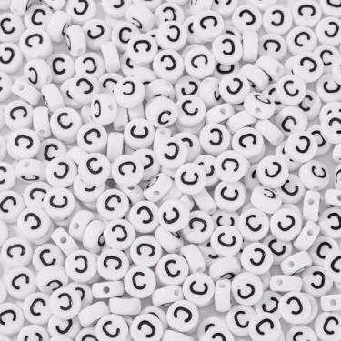Imagem de Spritewelry 500 peças de contas de acrílico com letra branca inicial contas planas redondas letra C com orifício horizontal para artesanato DIY, pulseira, colar, chaveiro, cordão