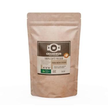 Imagem de Café em Grãos - Grandeur Café Gourmet -Torra Média Escura - 100% Arábica - 250g - Notas Sensoriais de Chocolate Meio Amargo e Amadeiradas.