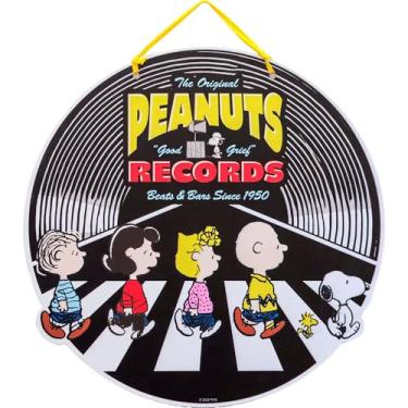 Imagem de Spoontiques Placa decorativa de porta de estrada Peanuts – Placas de PVC à prova de intempéries para uso interno ou externo – Inclui fita decorativa para pendurar