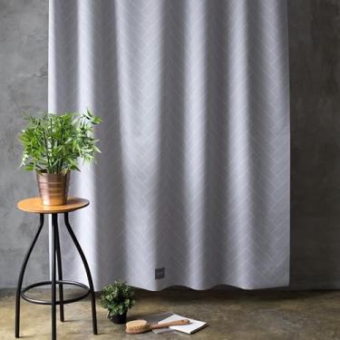 Imagem de onesevennine Cortina de chuveiro de designer coreana – Sem costura, resistente à água (180 cm L x 188 cm C) Espinha de peixe cinza - Inclui 12 ganchos de plástico para fácil configuração