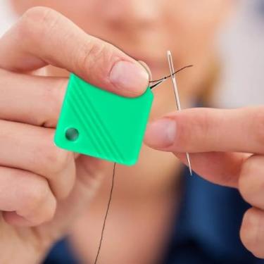 Imagem de Pacote com 10 máquinas de costura e passador de agulha de costura manual - Rosqueamento sem esforço para bordado, fio e fio dental