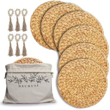 Imagem de Jogo americano redondo de tecido, conjunto de 6 (35,5 cm) com anéis de guardanapo e bolsa de lona – tapetes de mesa boho para casa de fazenda, carregadores de vime naturais resistentes ao calor para