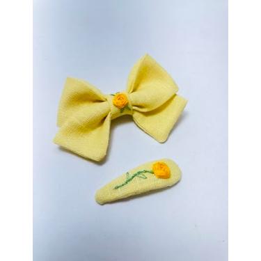 Imagem de Kit de Laço com tic tac em Linho Bordado à Mão, Amarelo com Flor Laranja, Tema Verão, 2 Peças