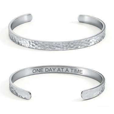 Imagem de cusurlove Pulseira feminina com versículo da Bíblia inspiradora martelada banhada a ouro 18 K, presente de joia de fé cristã, ajustável, não mancha, Medium, Aço inoxidável, Sem Pedra Preciosa