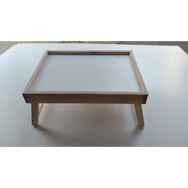 Imagem de bandeja de café da manhã com pé em madeira e com MDF branco