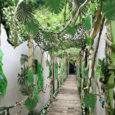 Imagem de Bucherry Conjunto de decorações de festa de dinossauro 3 x 4 m, rede de dinossauros com 20 folhas de tema de selva, 2 guirlandas de videiras artificiais para decoração de aniversário de dinossauro