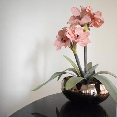 Imagem de Arranjos de Amarílis Rosa Artificial no Vaso Bronze  Formosinha
