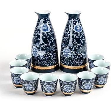 Imagem de AKALNNB Conjunto de 12 peças de saquê japonês, artesanato de alívio Phnom pintado de cerâmica, conjunto de copos de vinho com 2 garrafas de servir saquê e 10 copos de saquê, para presente de saquê
