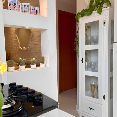 Imagem de Cristaleira De Madeira 1 Porta Com Vidro 1 Gaveta 2 Prateleiras Pés Luiz Xv - Branco Laca