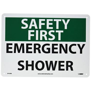Imagem de NMC Placa SF43RB OSHA, legenda "SAFETY FIRST - Chuveiro de emergência", 35,5 cm de comprimento x 25,4 cm de altura, plástico rígido, preto/verde em branco