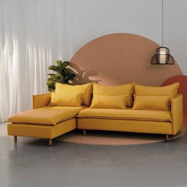 Imagem de Sofá Modular 3 Lugares com Chaise e Pé Madeira Sôma Cabecasa Madeiramadeira Mostarda