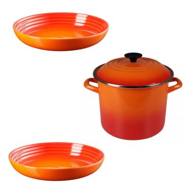 Imagem de KIT LE CREUSET STOCKPOT EM AÇO INOX ESMALTADO 22CM 7,6L E 2 PRATOS FUNDOS 22CM EM CERÂMICA LARANJA