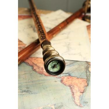 Imagem de Bengala náutica elegante de latão com alça de cabeça espiral | Bengala vitoriana para mãos de madeira para adultos | Itens de presente