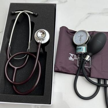 Imagem de Kit Enfermagem Acadêmico Vinho Bordô Estetoscópio Esfigmo Ap de Pressão Com Bolsa P.A Med 2 Anos de Garantia