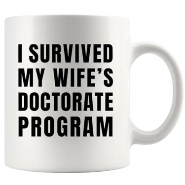 Imagem de I Survived My Wife's Doctorate Program PhD Gifts For Wife From Husband Graduation Gifts Professors Future Dr Doctor Student Funny PhD Novelty Drinkware Caneca de cerâmica 325 ml branca