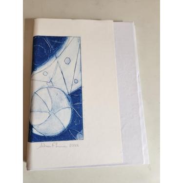 Imagem de caderno com Arte da capa externa calcogravura em cobre em Azul e Branco, Impressão Artística em Papel, capa interna azul com adesivo da marca, 21x15cm, 60 folhas em branco